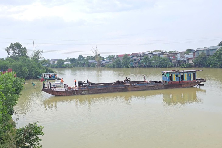 Sà lan to nhất thoát khỏi vị trí mắc kẹt dưới cầu đường sắt Mỹ Chánh - Ảnh 1.