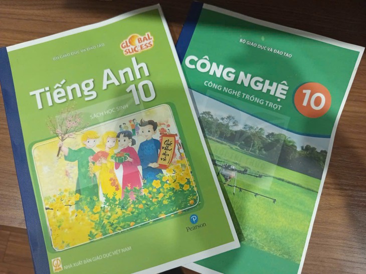 Thiếu sách giáo khoa ở Huế: Phụ huynh tự in, photo sách cho con học tạm - Ảnh 1.