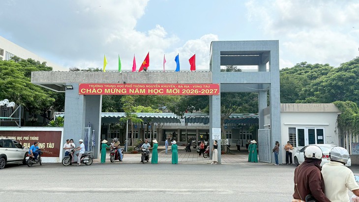 Đi họp phụ huynh trễ bị trường đóng cổng không cho vào: Hiệu trưởng xin lỗi - Ảnh 2.