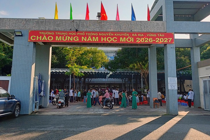 Phụ huynh đi họp trễ bị đóng cổng: Hiệu trưởng nhà trường nói gì? - Ảnh 1.