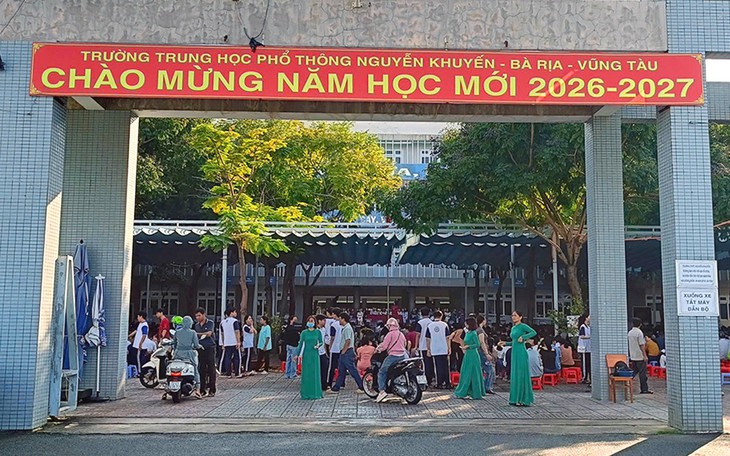 Hiệu trưởng nói gì chuyện phụ huynh đến họp muộn, trường đóng cổng không vào được? - Ảnh 4.