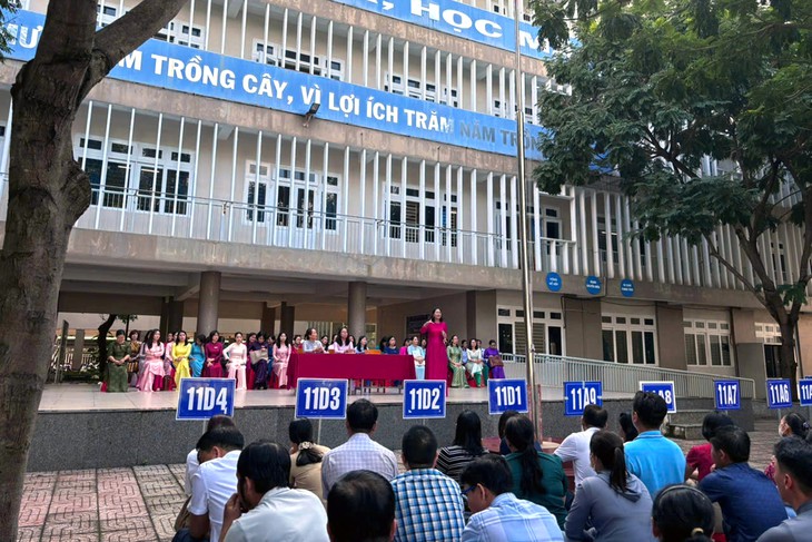 Phụ huynh đi họp trễ bị đóng cổng: Hiệu trưởng nhà trường nói gì? - Ảnh 3.