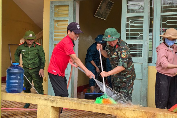 Sau lũ, trường học ở Quảng Trị ngập bùn, thầy cô tất bật dọn dẹp để học sinh sớm đi học - Ảnh 3.
