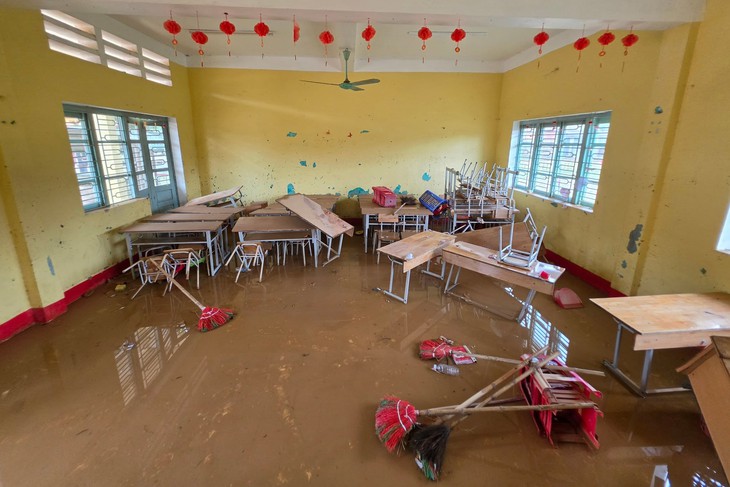 Sau lũ, trường học ở Quảng Trị ngập bùn, thầy cô tất bật dọn dẹp để học sinh sớm đi học - Ảnh 2.