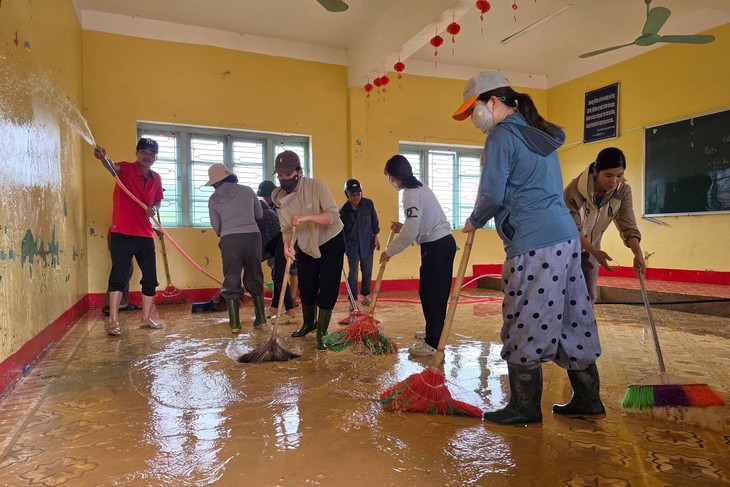 Sau lũ, trường học ở Quảng Trị ngập bùn, thầy cô tất bật dọn dẹp để học sinh sớm đi học - Ảnh 4.