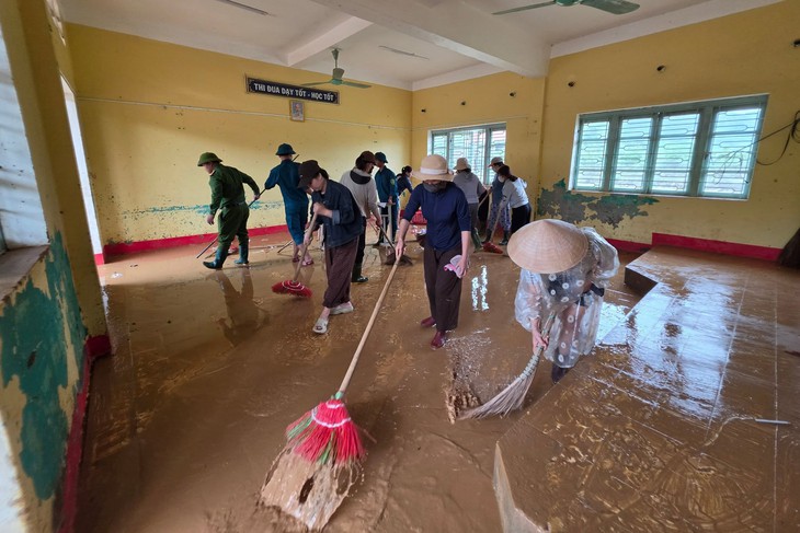 Sau lũ, trường học ở Quảng Trị ngập bùn, thầy cô tất bật dọn dẹp để học sinh sớm đi học - Ảnh 1.