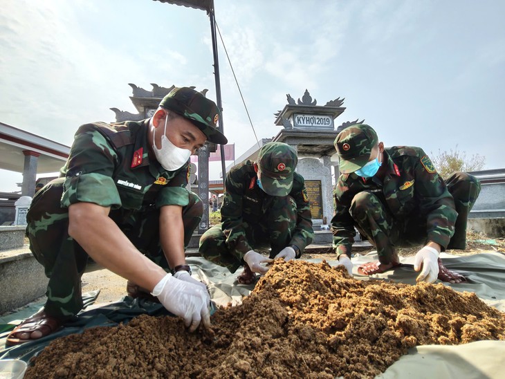 Những hình ảnh thiêng liêng sau 38 năm nằm chung trong mộ tập thể của 17 liệt sĩ Sư đoàn 2 - Ảnh 9.
