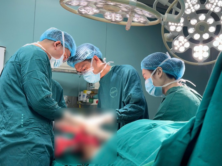 Suýt mất bàn chân vì chườm nóng trị tê bì chân - Ảnh 2.
