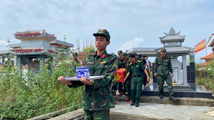 Những hình ảnh thiêng liêng sau 38 năm nằm chung trong mộ tập thể của 17 liệt sĩ Sư đoàn 2 - Ảnh 2.