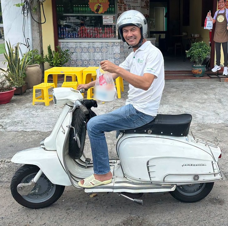 Tiết Cương mở quán ăn bình dân, tự chạy xe giao hàng nuôi vợ trẻ con thơ  - Ảnh 2.