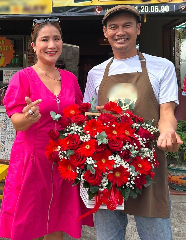 Tiết Cương mở quán ăn bình dân, tự chạy xe giao hàng nuôi vợ trẻ con thơ  - Ảnh 3.