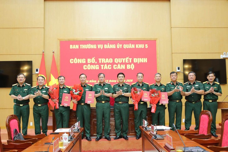 Quân khu 5 công bố, trao quyết định nhân sự của Bộ Chỉ huy Quân sự các tỉnh Gia Lai, Quảng Ngãi và TP Đà Nẵng - Ảnh 1.