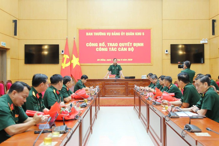 Quân khu 5 công bố, trao quyết định nhân sự của Bộ Chỉ huy Quân sự các tỉnh Gia Lai, Quảng Ngãi và TP Đà Nẵng - Ảnh 2.