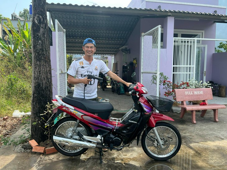 Tiết Cương mở quán ăn bình dân, tự chạy xe giao hàng nuôi vợ trẻ con thơ  - Ảnh 4.