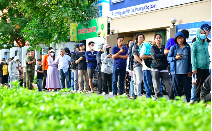 TP.HCM lý giải việc phụ huynh xếp hàng dài mua sách giáo khoa - Ảnh 4.