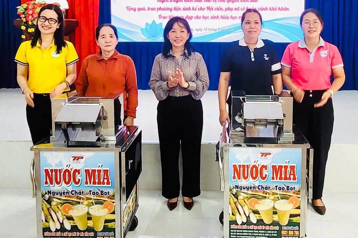 Phụ nữ đồng hành cùng biên cương, hỗ trợ tiểu thương chuyển đổi số - Ảnh 1.