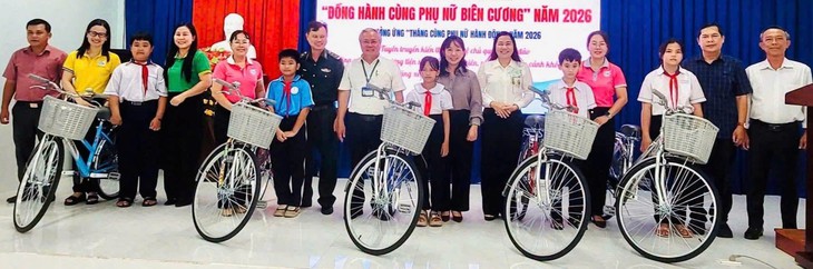 Phụ nữ đồng hành cùng biên cương, hỗ trợ tiểu thương chuyển đổi số - Ảnh 2.