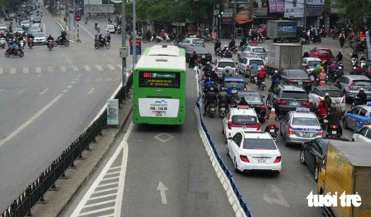 Hà Nội cho phép xe đi vào làn BRT trên đường Láng Hạ để thi công cầu vượt  - Ảnh 1.