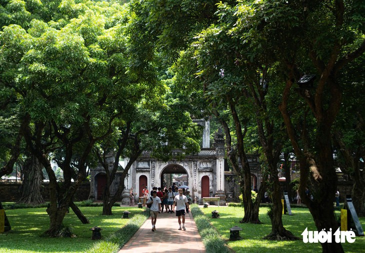 Hàng trăm người cùng hàng tấn thiết bị vào quay phim ở Văn Miếu - Quốc Tử Giám được không? - Ảnh 2.