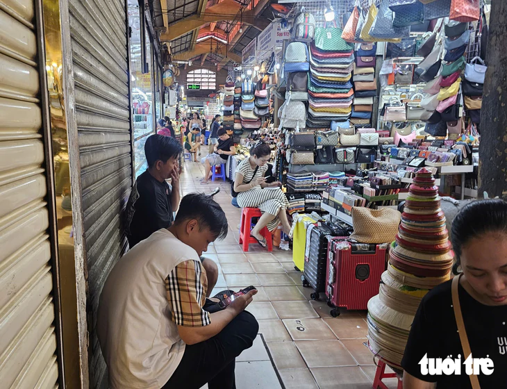Chợ ế kéo dài, tiểu thương chợ truyền thống gà gật ngủ, coi phim ngắn giết thời gian - Ảnh 3.