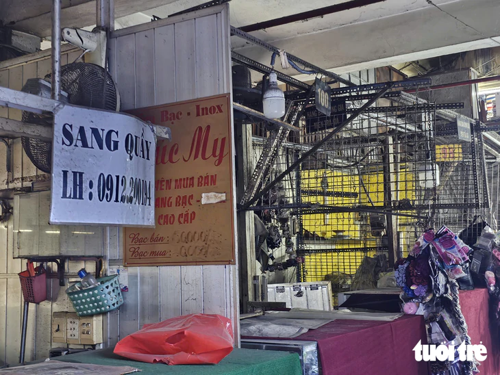 Chợ ế kéo dài, tiểu thương chợ truyền thống gà gật ngủ, coi phim ngắn giết thời gian - Ảnh 4.