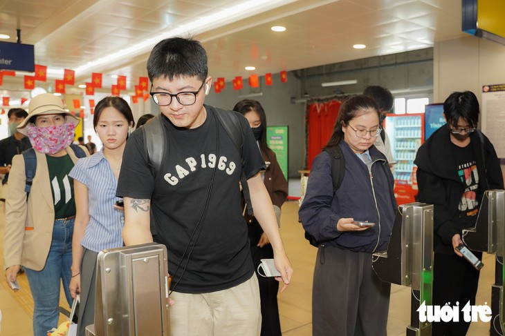 Nhiều sinh viên TP.HCM chọn metro đi học: Tiện lợi, an toàn lại tiết kiệm ví tiền - Ảnh 2.