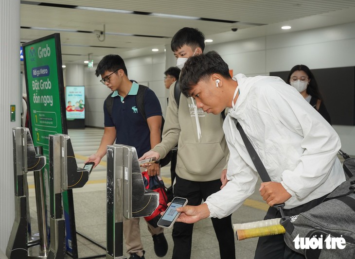 Nhiều sinh viên TP.HCM chọn metro đi học: Tiện lợi, an toàn lại tiết kiệm ví tiền - Ảnh 3.