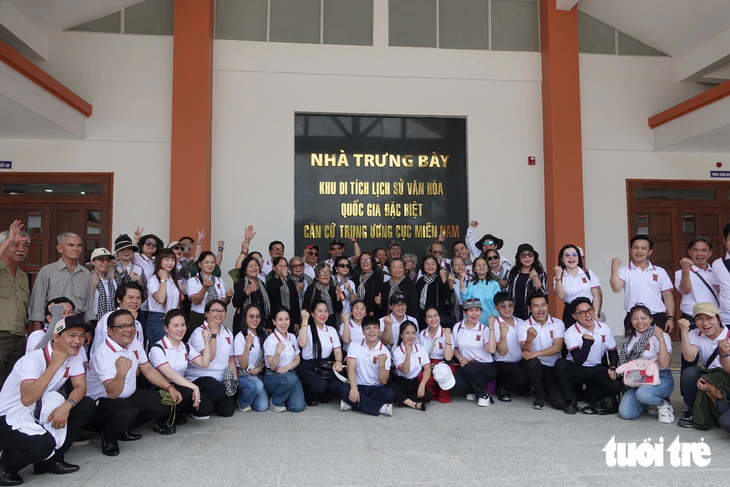 Nghệ sĩ Lê Thiện rưng rưng nhớ lần viếng mộ gió soạn giả Trần Hữu Trang cách đây 50 năm - Ảnh 2.