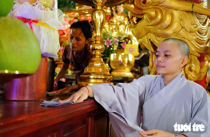 Nữ sinh áo nâu tạm biệt cửa chùa, bước vào cổng trường y Buôn Ma Thuột - Ảnh 1.