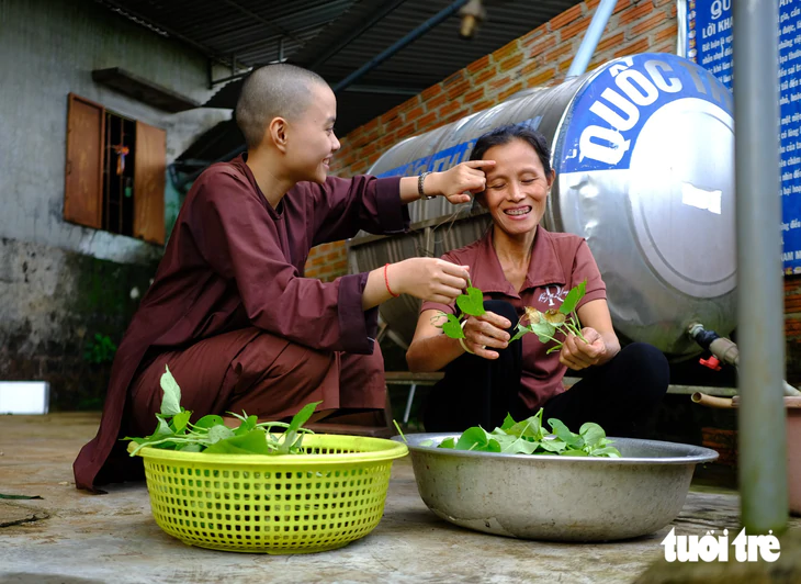 Nữ sinh áo nâu tạm biệt cửa chùa, bước vào cổng trường y Buôn Ma Thuột - Ảnh 7.