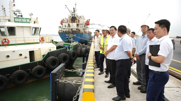 Chủ tịch Huế ra Quảng Trị, tính đường đi cho hàng hóa các khu công nghiệp phía Bắc - Ảnh 2.