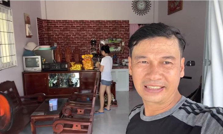 Tiết Cương mở quán ăn bình dân, tự chạy xe giao hàng nuôi vợ trẻ con thơ  - Ảnh 5.
