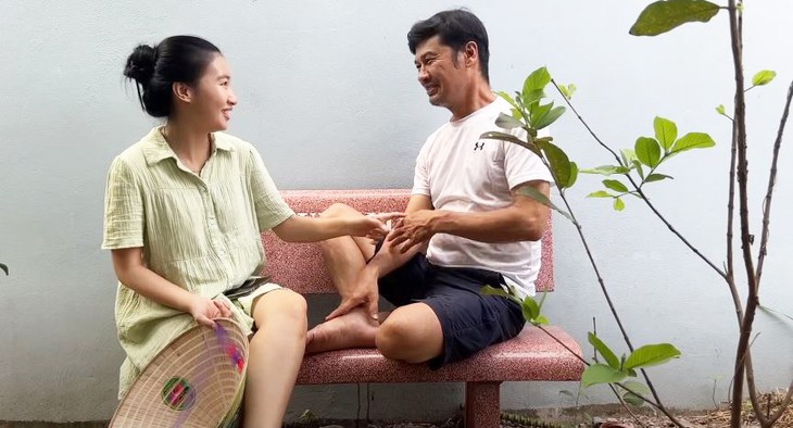 Tiết Cương mở quán ăn bình dân, tự chạy xe giao hàng nuôi vợ trẻ con thơ  - Ảnh 6.