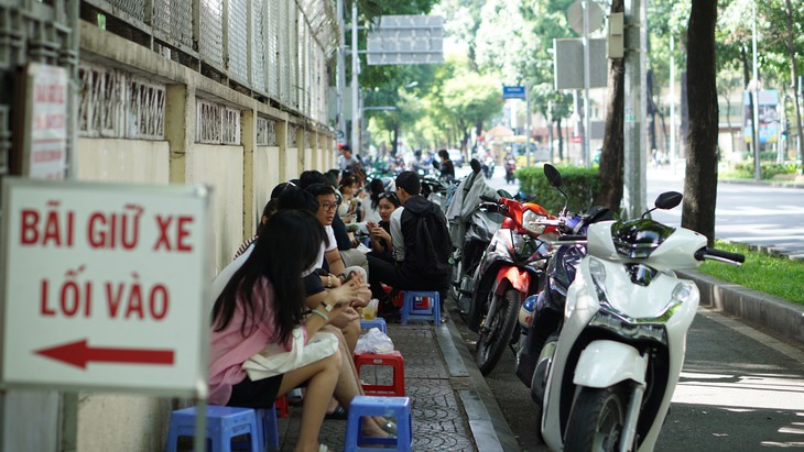 Cà phê vỉa hè đâu chỉ có cà phê! - Ảnh
2.