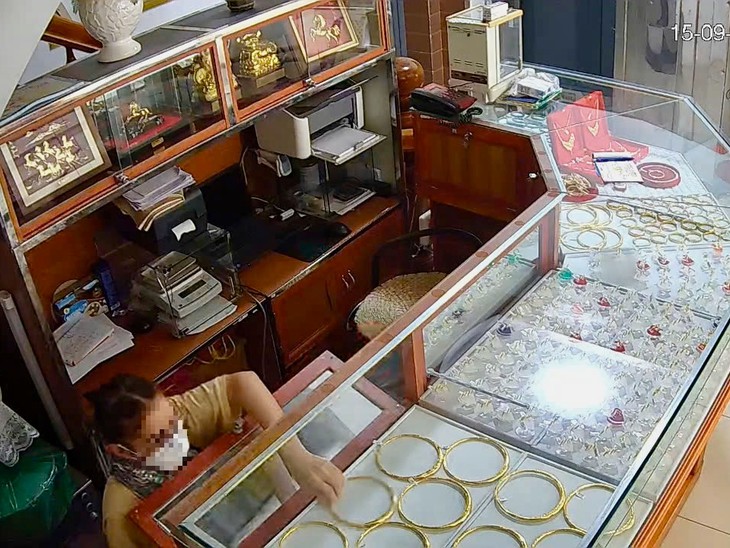 Chuông báo động giúp công an truy bắt nhanh nhóm người nước ngoài thực hiện hành vi trộm cướp tại tiệm vàng - Ảnh 1.
