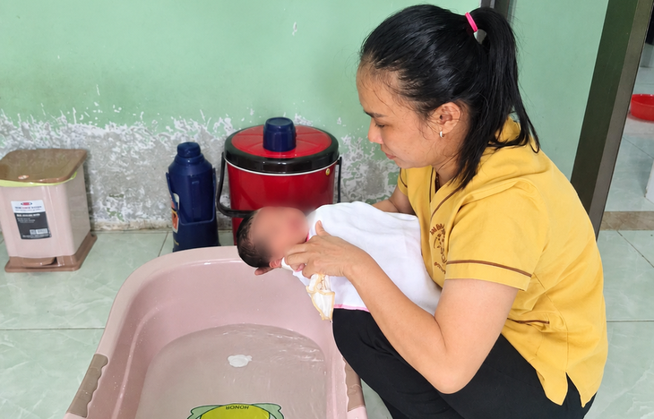 Bé gái bị bỏ rơi trước cửa nhà dân, kèm mảnh giấy ghi ngày sinh - Ảnh 1.