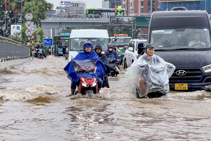 Đêm nay và ngày mai, Hà Nội và nhiều tỉnh miền Bắc tiếp tục mưa lớn, có nơi trên 200mm - Ảnh 1.