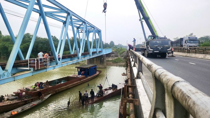 Trục vớt sà lan cuối cùng mắc kẹt dưới cầu đường sắt Mỹ Chánh - Ảnh 2.