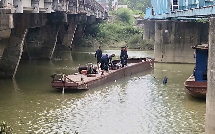 Sau sự cố trôi 3 sà lan, Cảnh sát giao thông Quảng Trị cảnh báo không neo tàu thuyền vào bụi tre, cọc tạm - Ảnh 2.
