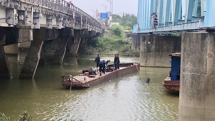 Trục vớt sà lan cuối cùng mắc kẹt dưới cầu đường sắt Mỹ Chánh - Ảnh 1.