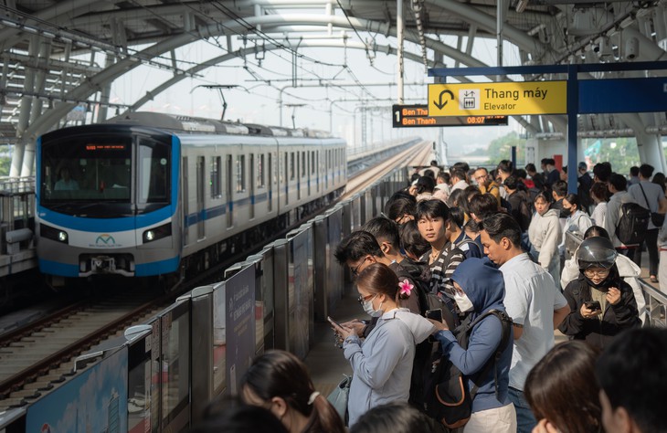 Đánh vật với ngập nước kẹt xe, càng yêu metro - Ảnh 1.