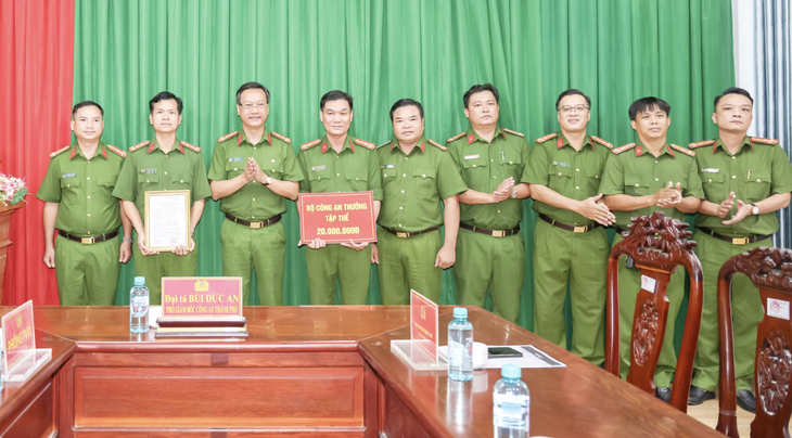 Nghi phạm trong vụ giết người ở Campuchia bị bắt cùng 8 lượng vàng và hàng ngàn USD - Ảnh 1.