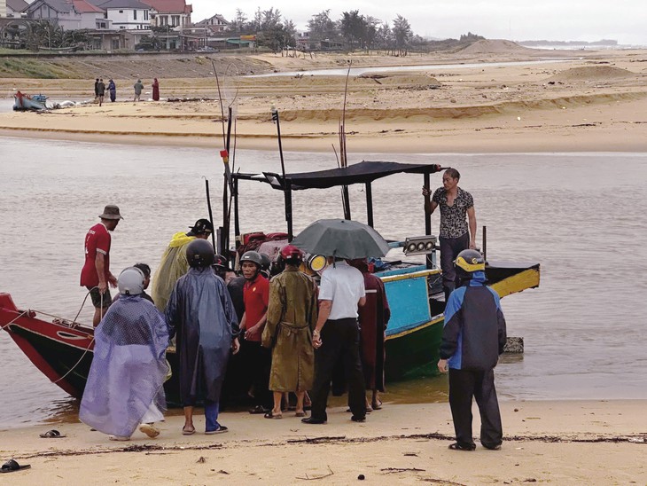 Một ngư dân bị sét đánh tử vong khi đang đánh cá trên biển - Ảnh 1.