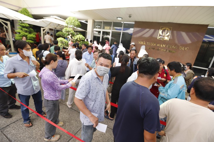 TP.HCM lý giải việc phụ huynh xếp hàng dài mua sách giáo khoa - Ảnh 1.