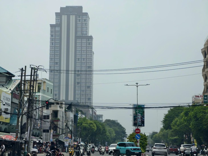 Vì sao bầu trời nhiều nơi ở miền Tây mờ đục hai ngày qua? - Ảnh 1.
