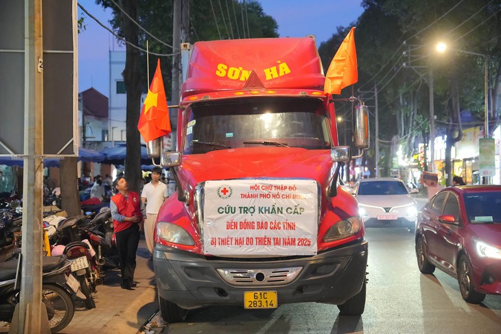 Đề xuất xe chở hàng cứu trợ được miễn thu phí trên cao tốc do nhà nước quản lý - Ảnh 1.