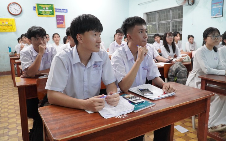 Ngày 28-9, học sinh học giáo dục thường xuyên chính thức học tại THPT Phan Chu Trinh, Đắk Lắk - Ảnh 1.