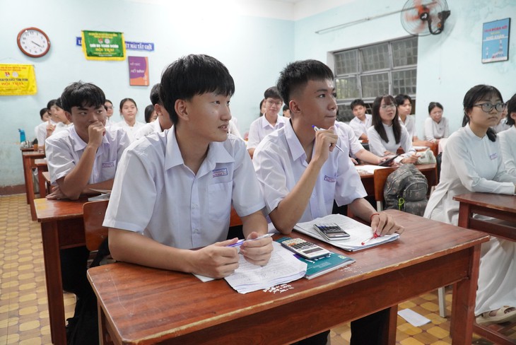 Học sinh ngày càng cao, trường học xoay xở chuyện bàn ghế ra sao? - Ảnh 7.