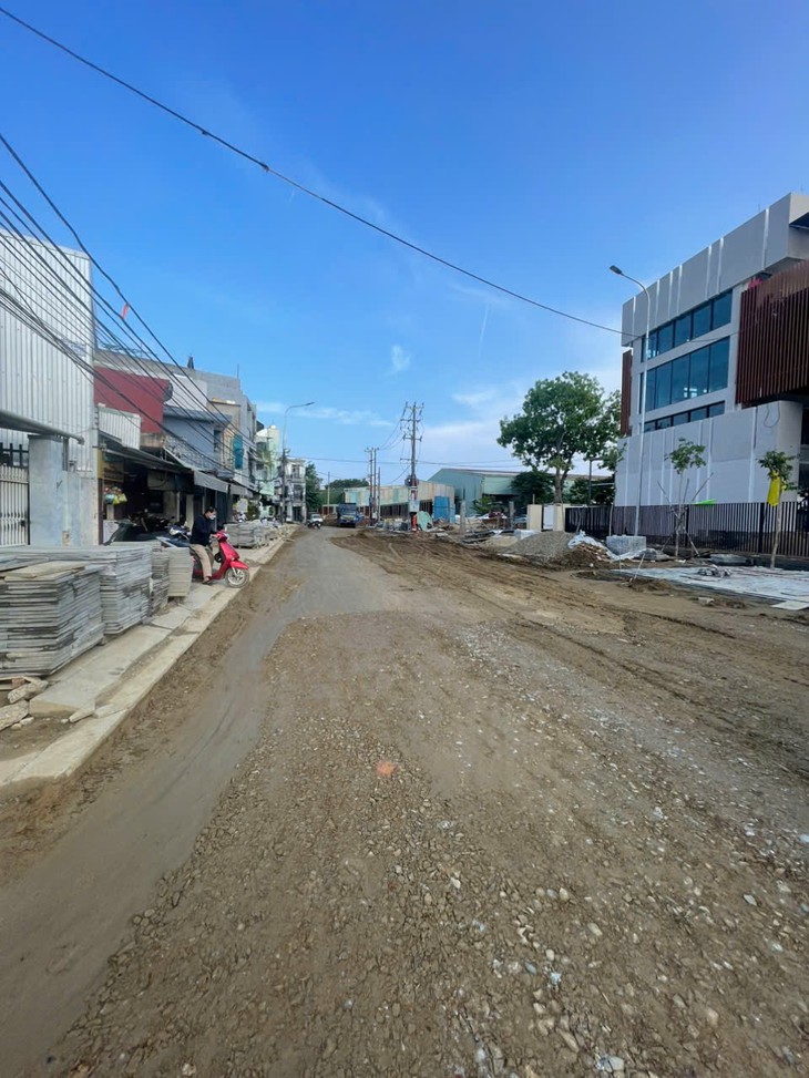Đường đến trường lầy lội ở trung tâm Đà Nẵng: Khắc phục tạm, chờ thảm nhựa - Ảnh 2.
