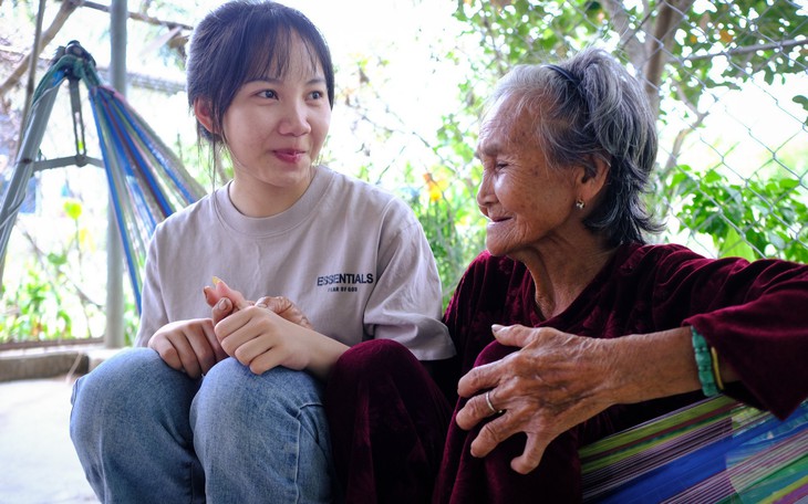 Hai chị em sinh đôi bán bánh mì và vé số không đủ tiền vào đại học, dì hàng xóm thương quá cho mượn 10 triệu đồng - Ảnh 10.